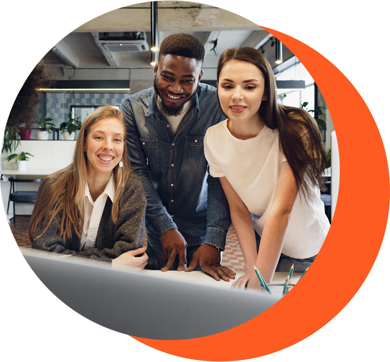 equipe-devant-ordinateur